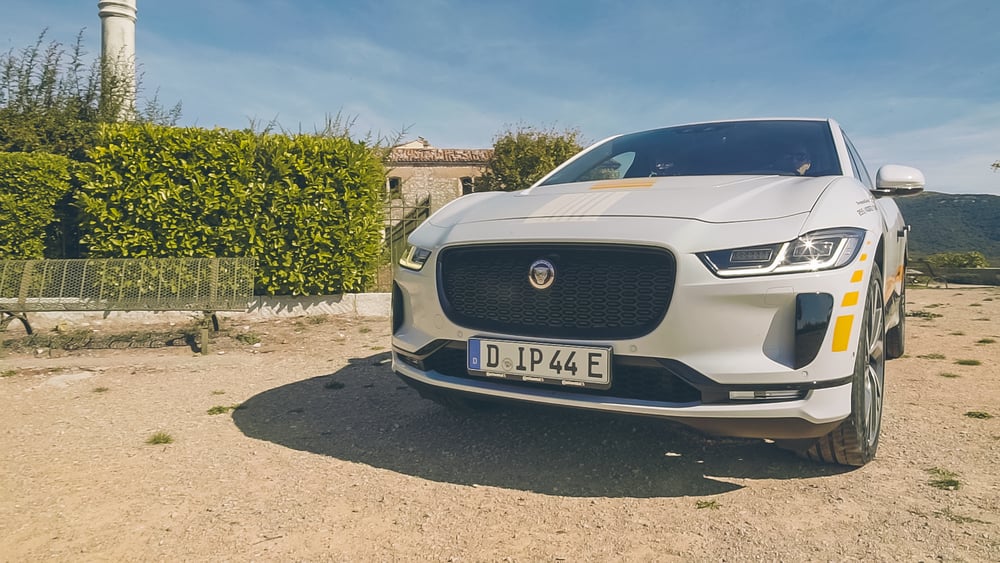 La Jaguar I-Pace pu&ograve; affrontare viaggi in zone anche poco servite, meglio se si rientra nei 300 Km, prima di trovare fonte corrente