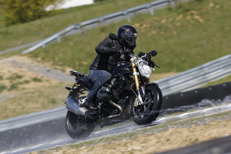 La BMW R1200R sulla pista bagnata artificialmente