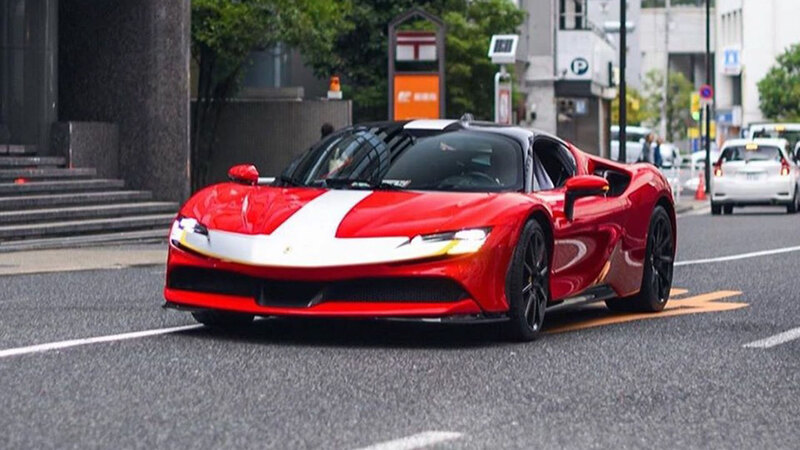 Ferrari SF90 Stradale | Bellissima sulle strade del Giappone con Binotto e Leclerc