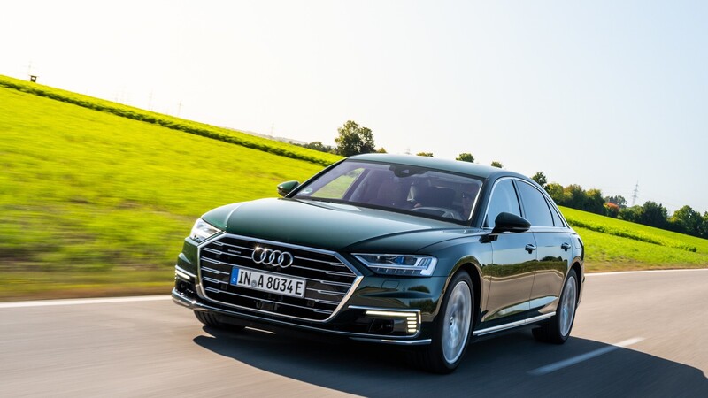 Audi A8 L 60 TFSI e quattro: la berlina di lusso si fa ibrida plug-in