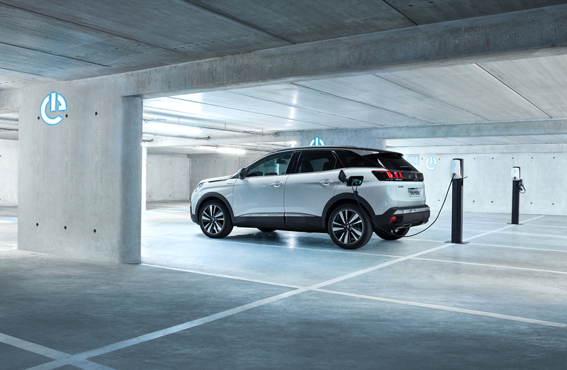 La Peugeot 3008 Plug-in Hybrid in fase di ricarica