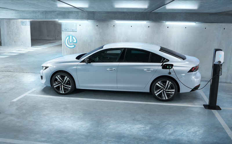 Ecco la nuova Peugeot 508 fastback in versione ibrida plug-in