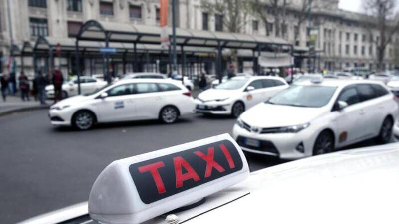 Taxi, a Milano arriva la doppia guida per familiari