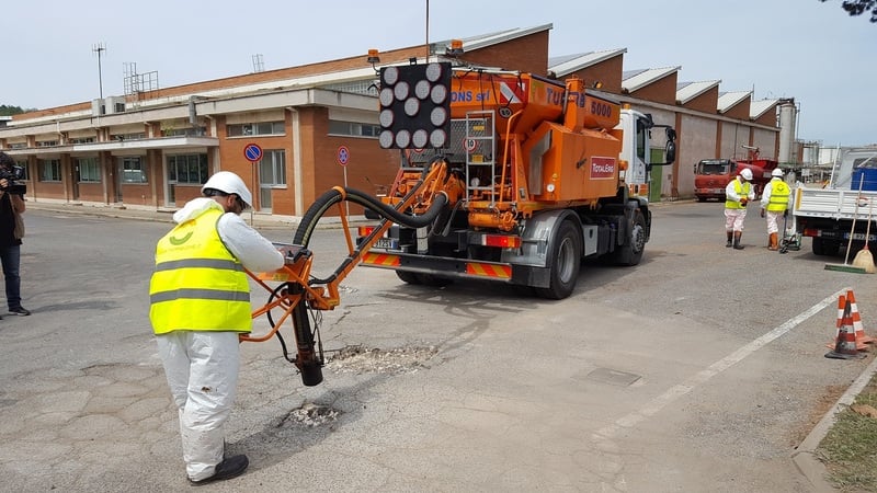 Emergenza strade: una macchina per tappare le buche