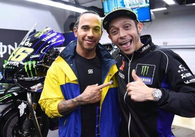 Valentino Rossi sulla Mercedes di Hamilton. E Lewis sulla Yamaha M1. In arrivo la sfida tra &ldquo;big&rdquo;