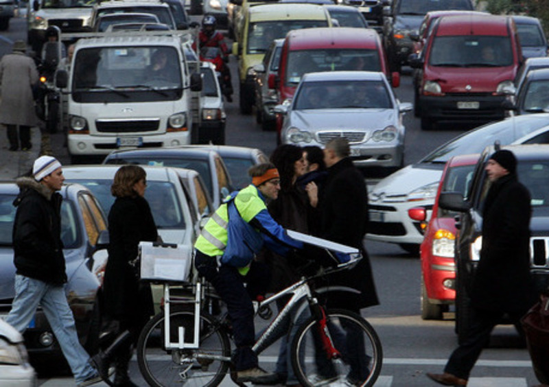 Milano, colazioni e aperitivi gratis agli automobilisti bloccati nel traffico