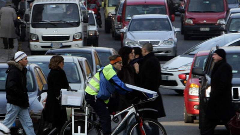 Milano, colazioni e aperitivi gratis agli automobilisti bloccati nel traffico