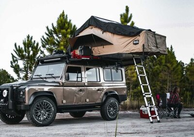Land Rover Defender 110 Invictus: motore Corvette da 430 CV e tenda da campeggio