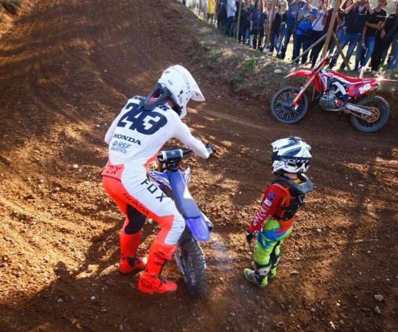 Tim Gajser aiuta un piccolo crossista