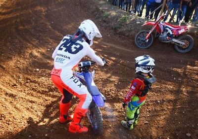 Tim Gajser aiuta un piccolo crossista