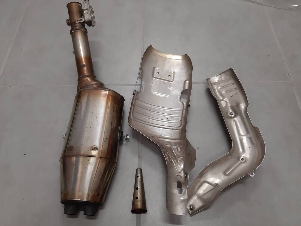 SCARICO ORIGINALE HONDA CBR 1000 RR '07 (2)