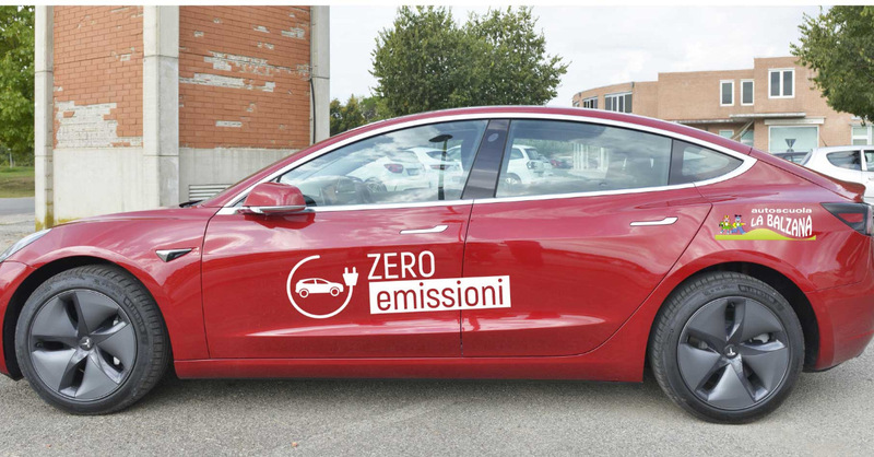 Fare la patente in autoscuola su una Tesla? A Siena si fa pratica con la Model 3