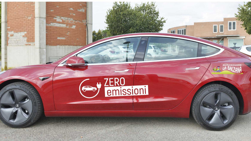 Fare la patente in autoscuola su una Tesla? A Siena si fa pratica con la Model 3