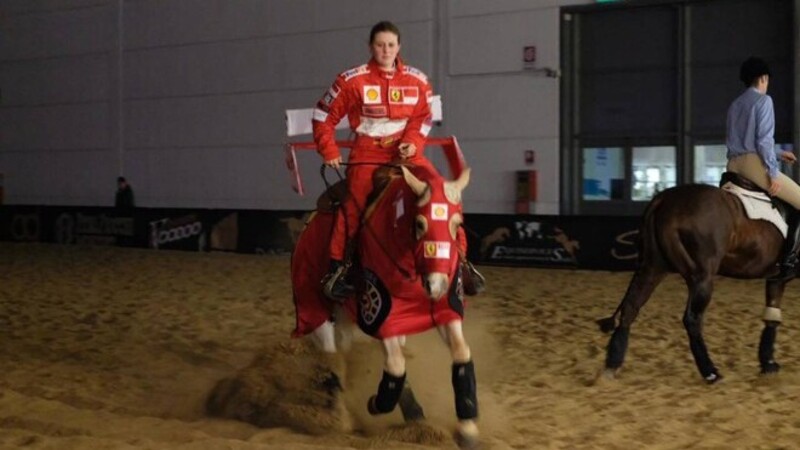 Gina Schumacher, l&#039;esibizione a cavallo dedicata a pap&agrave; Michael