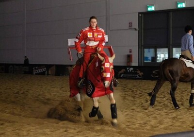 Gina Schumacher, l'esibizione a cavallo dedicata a papà Michael