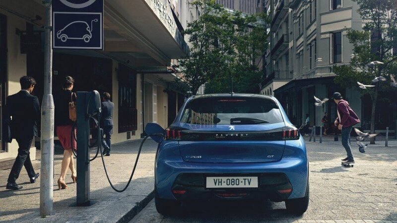 Mobilit&agrave; elettrica diffusa, Partono da Milano i dilemmi: Peugeot 208 apripista