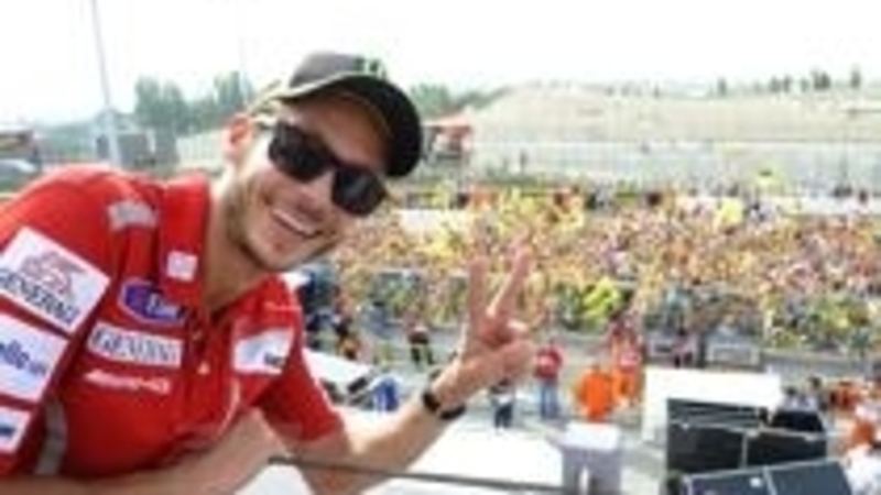 Valentino Rossi con i fan su dainese.com