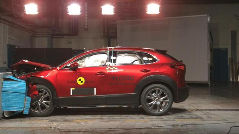 Test Euro NCAP, cinque stelle per Mercedes GLB, Ford Explorer e Mazda CX-30