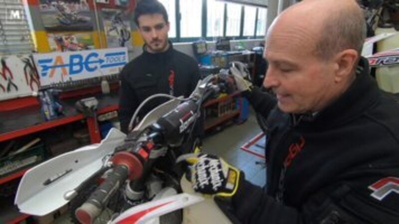 Tutorial moto: come rabboccare il liquido di raffreddamento