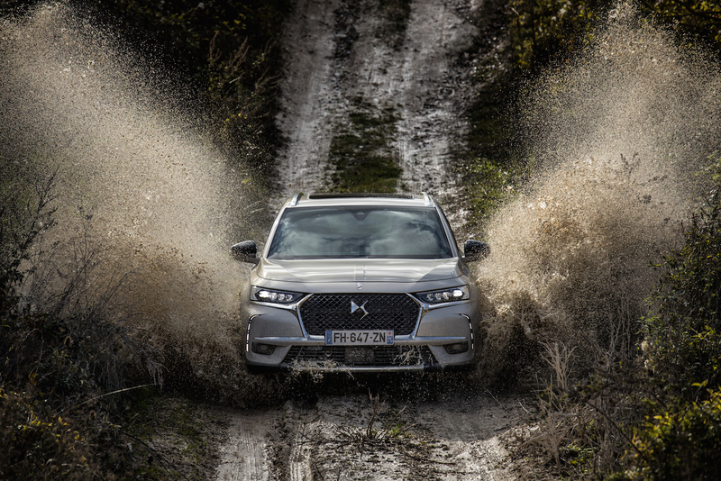 Peccato solo per la carrozzeria: nel fango, la DS 7 Crossback E-tense 4x4 è a suo agio così come su asfalto