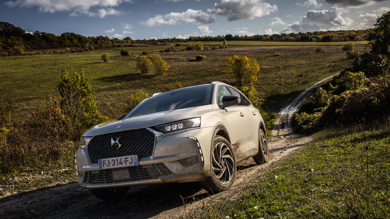 DS 7 Crossback E-Tense 4x4: con lo smoking nel fango