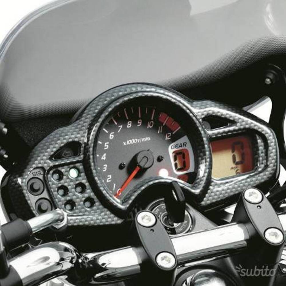 Copristrumenti Suzuki Gladius 650 Carbon Look (2)