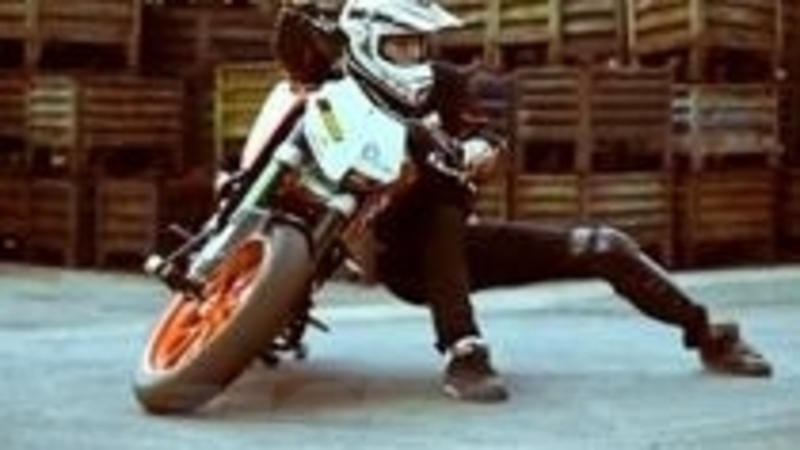 Rok Bagoros: stunt con la Ktm 125 Duke in una fabbrica