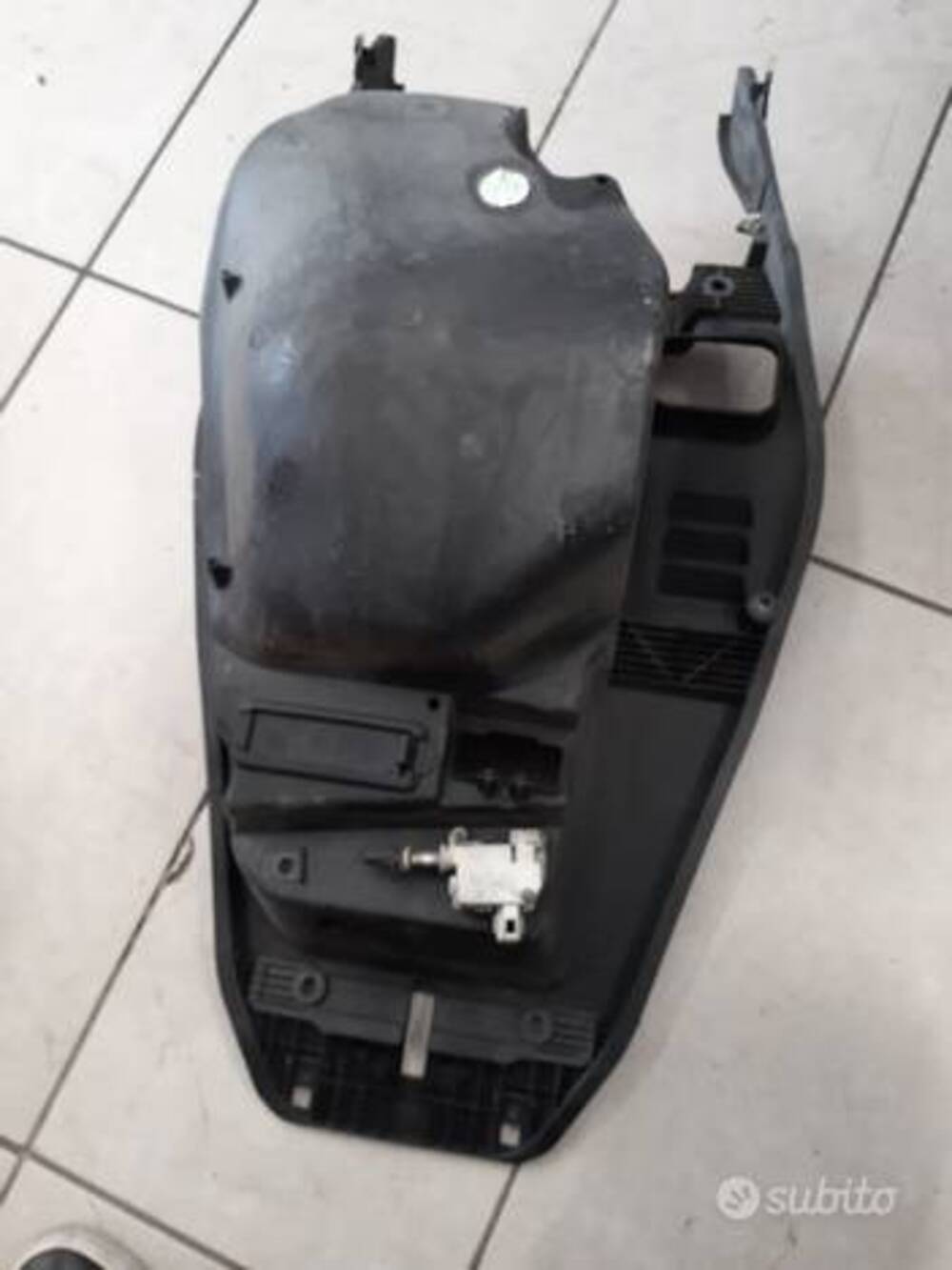 Vano sotto sella Gilera Nexus 500 (2)