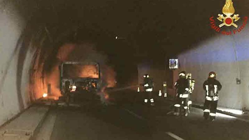 Tir in fiamme sull&#039;A10: torna la paura sull&#039;Autostrada dei Fiori