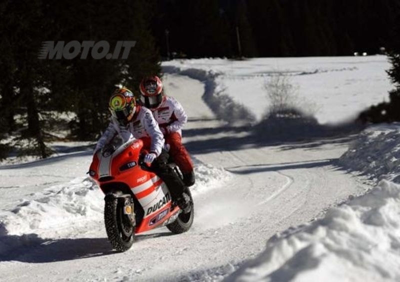 Wrooom 2012: Rossi in sella alla Desmosedici sulla neve!