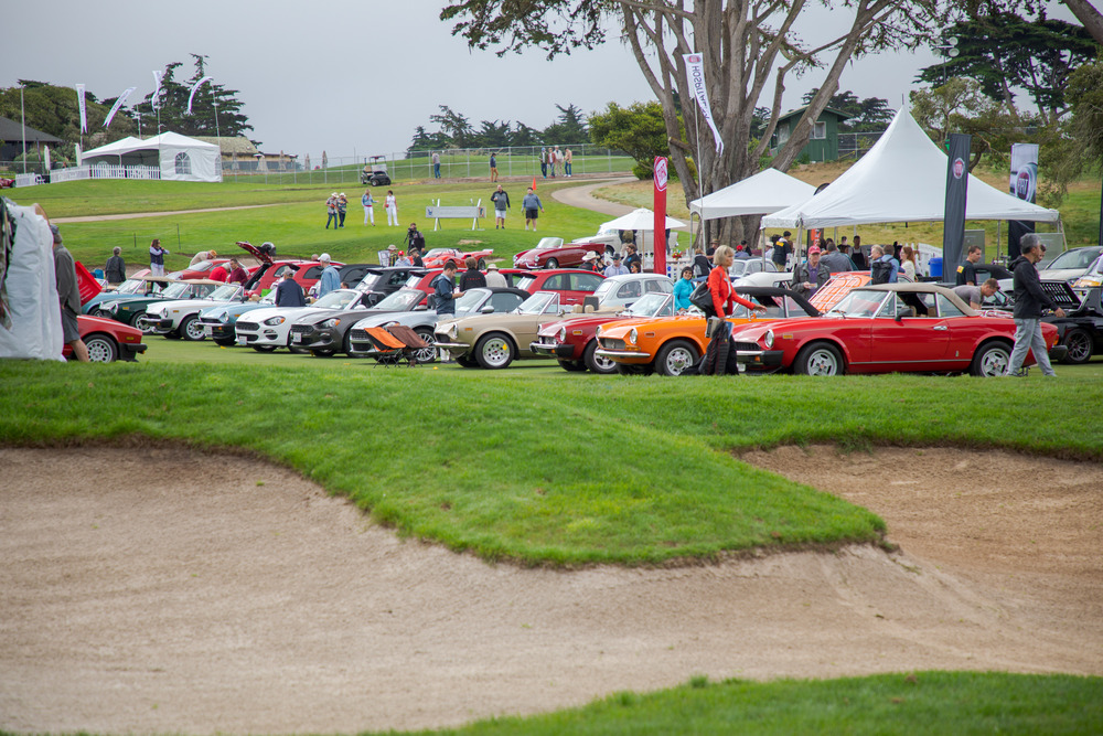 Le quasi mille vetture del Concorso Italiano si posizionano sui prati di un campo golf, dalle parti di Monterey