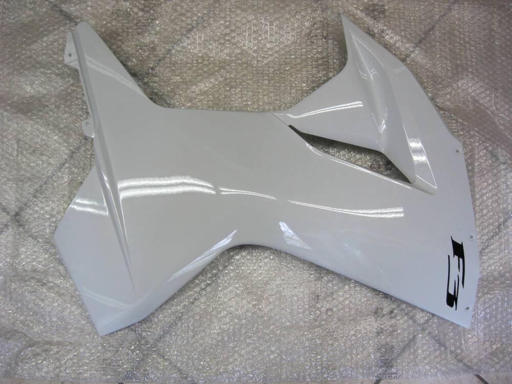 MV Agusta F3 675 bianca fiancata destra (3)