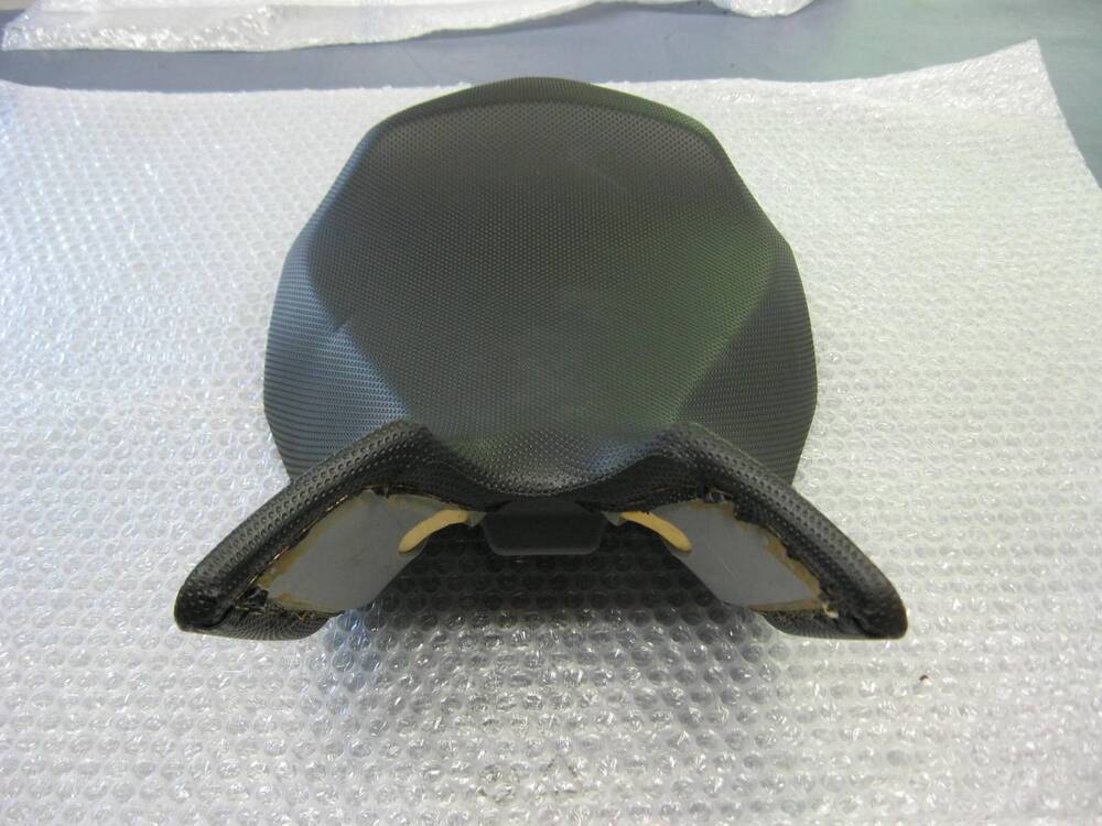 MV Agusta Brutale sella pilota (2)