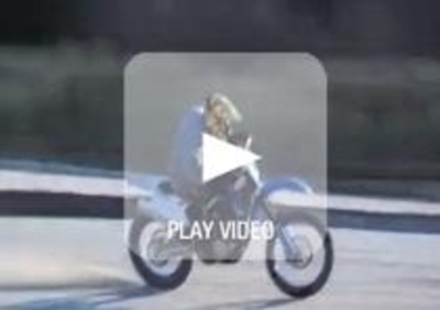 Video: Rossi di traverso al Motoranch