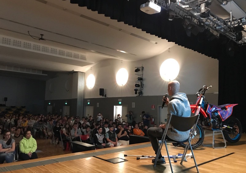 Davide coi ragazzi di una scuola