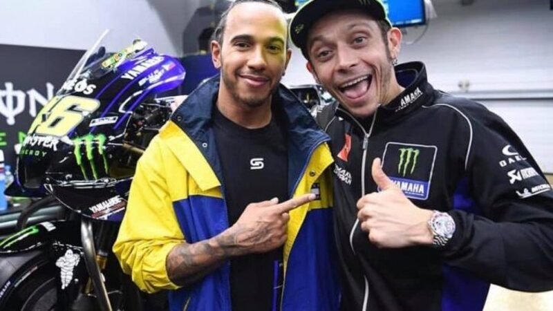 Valentino Rossi vs Lewis Hamilton, la sfida si avvicina