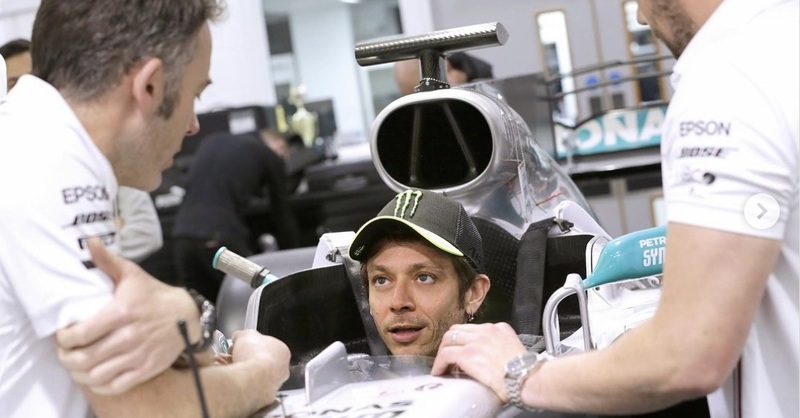 Valentino Rossi "fa il sedile" per la F1
