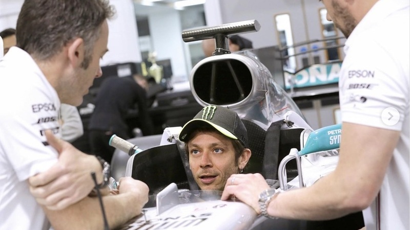 Valentino Rossi "fa il sedile" per la F1