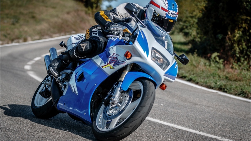 Suzuki RGV 250 TEST Youngtimer: una moto 2 tempi da corsa con la targa