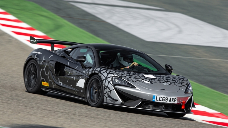 McLaren 620R: prestazioni da GT4... con targa e frecce!