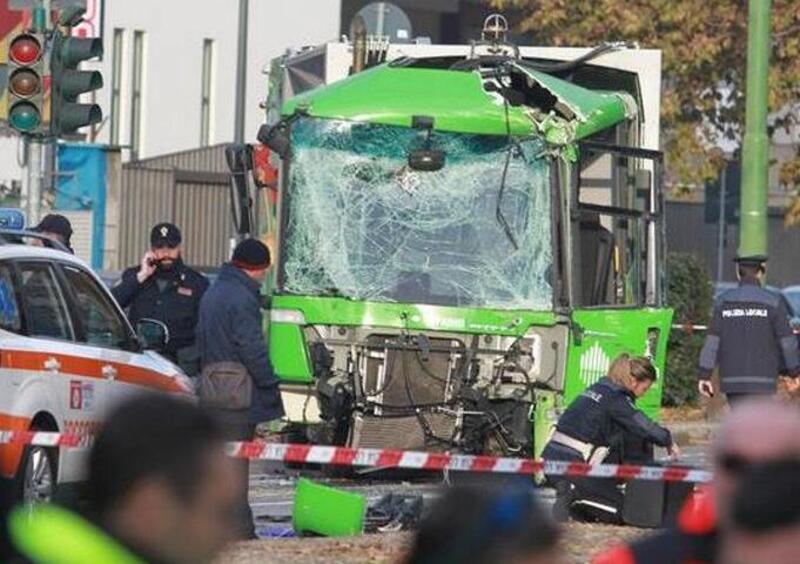 Nico Cereghini: &ldquo;La guida dell&rsquo;autobus con lo smartphone in mano&rdquo;