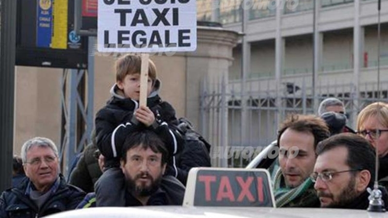 Taxi: a Milano sciopero spontaneo contro Uber