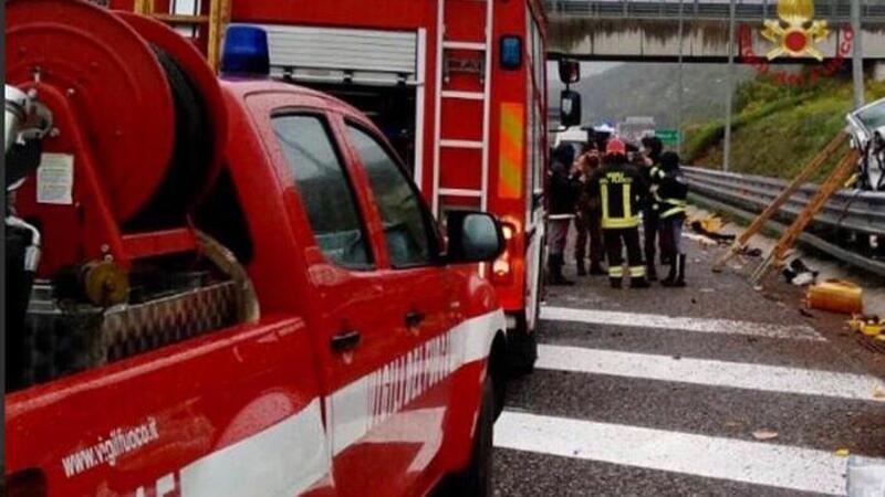 Autocisterna in fiamme sulla A4 dopo scontro con camion: un morto