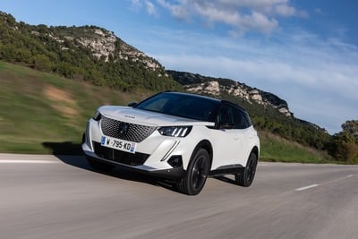 Peugeot e-2008, 320 km di autonomia per la nuova SUV elettrica francese [Video]