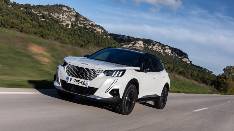 Peugeot e-2008, 320 km di autonomia per la nuova SUV elettrica francese [Video]