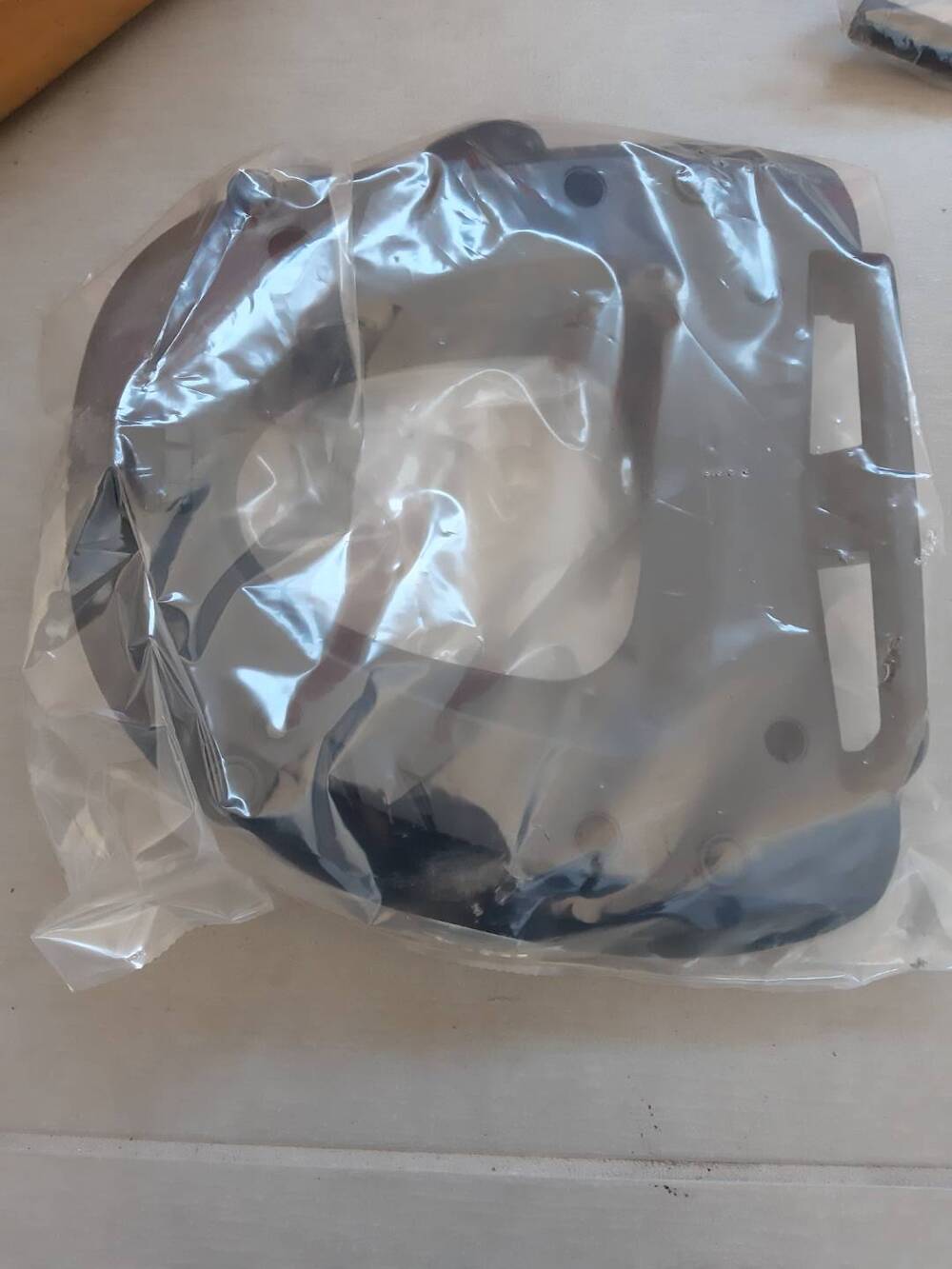 Porta valigia bauletto Givi per T Max 500 2008 (3)