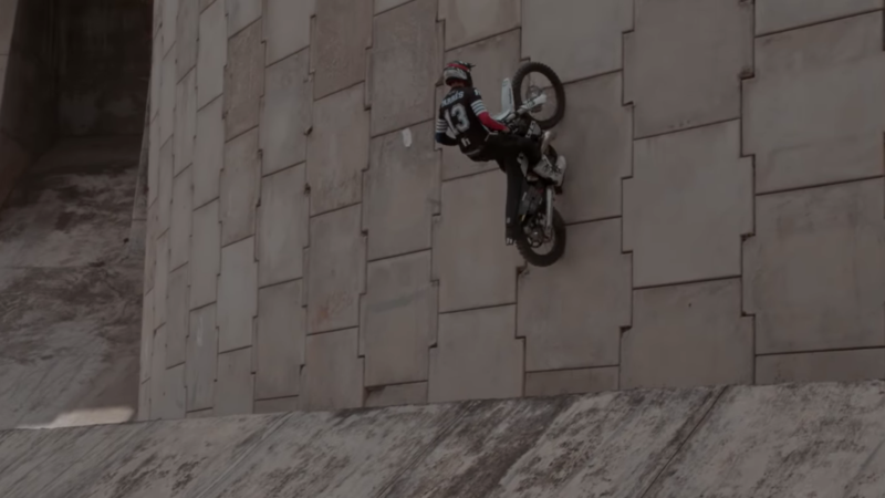 Video - Pol Tarr&eacute;s, incredibile cross in citt&agrave;