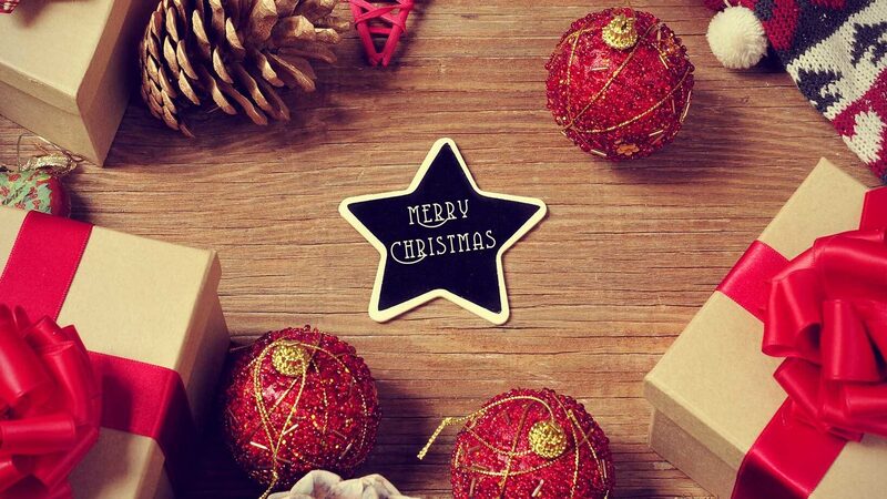 Natale 2019: dieci cose da regalare a chi ama le auto