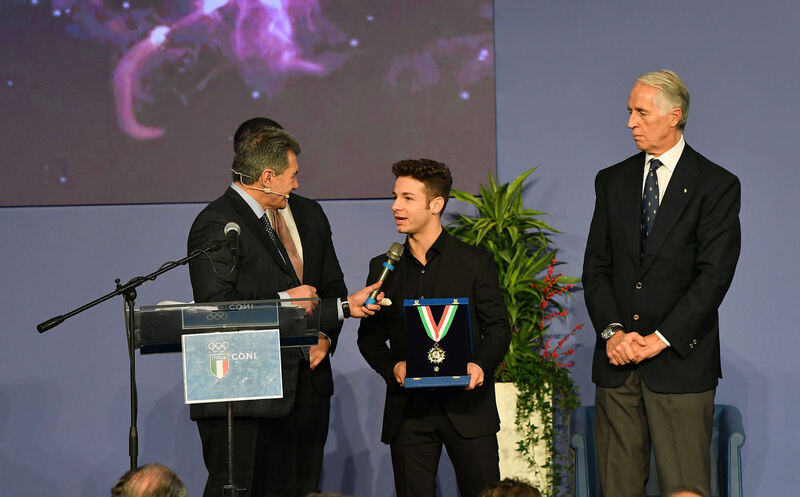 Lorenzo Dalla Porta mentre riceve il Collare d&#039;Oro (foto Coni - mezzelani - pagliaricci - gmt)