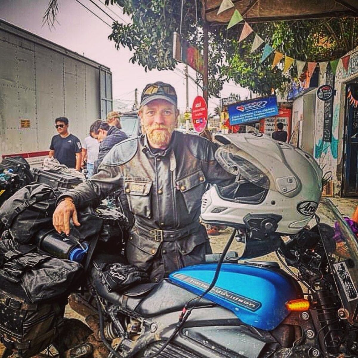 Long Way Up: Ewan McGregor e Charlie Boorman arrivano a Los